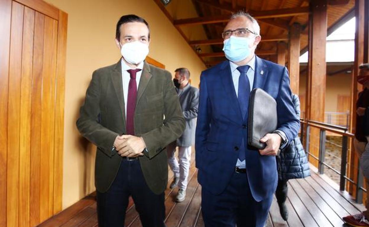 El viceconsejero de Cultura, Raúl Fernández Sobrino (I), junto al alcalde de Ponferrada, Olegario Ramón (D), en la inauguración de la jornada.