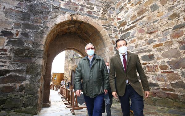 El viceconsejero de Cultura, Raúl Fernández Sobrino (I), junto al alcalde de Ponferrada, Olegario Ramón (D), en la inauguración de la jornada.