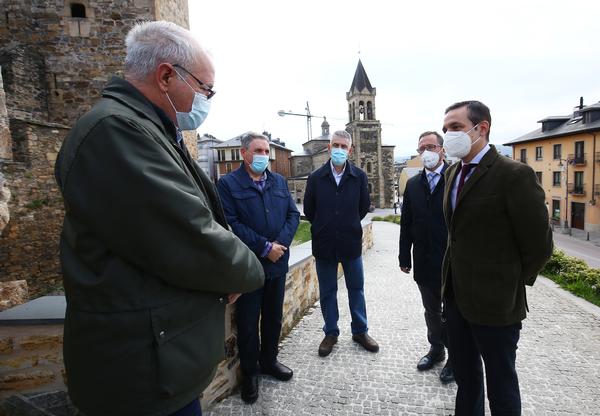 El viceconsejero de Cultura, Raúl Fernández Sobrino (I), junto al alcalde de Ponferrada, Olegario Ramón (D), en la inauguración de la jornada.