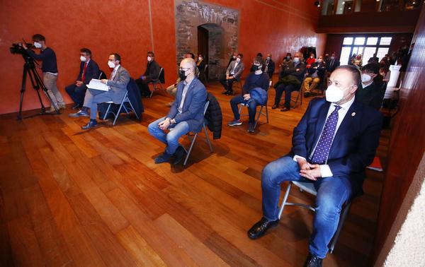 El viceconsejero de Cultura, Raúl Fernández Sobrino (I), junto al alcalde de Ponferrada, Olegario Ramón (D), en la inauguración de la jornada.