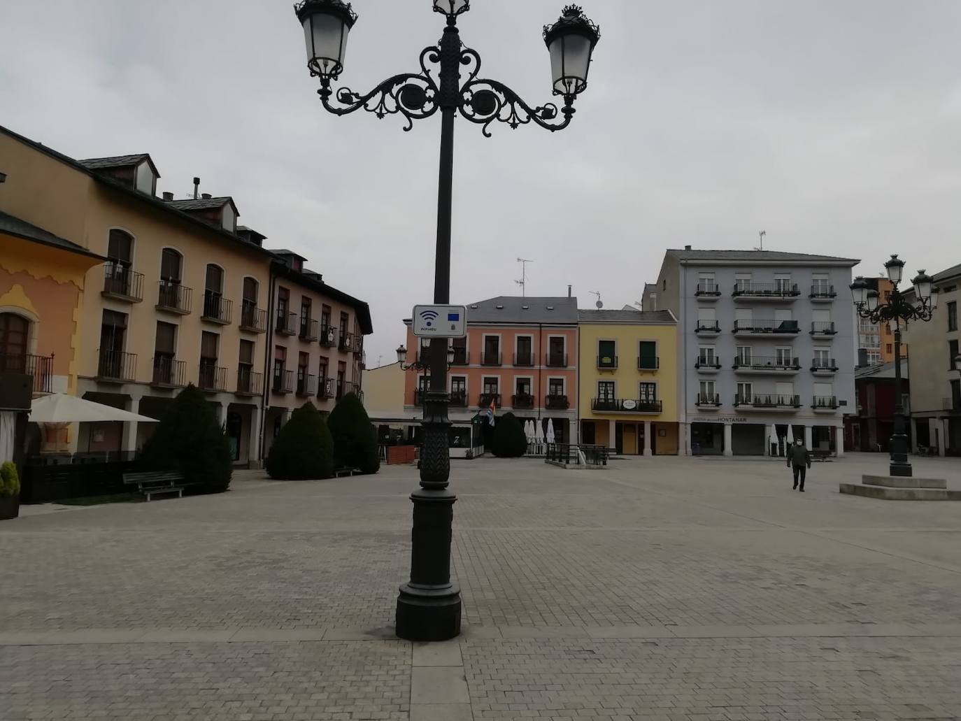 Los ponferradinos disponen ya de wifi gratis en las calles de la ciudad. Ponferrada ha activado un total de diez enclaves en lo que se permite la conexión gratuita para navegar por la red. Tan solo se necesario conectarse en la clave dispuesta al efecto WIFI4EU únicamente pinchando. «El acceso es muy sencillo y ya puede ser utilizado por todos», indicó la concejala de Territorio Inteligente, Mabel Fernández