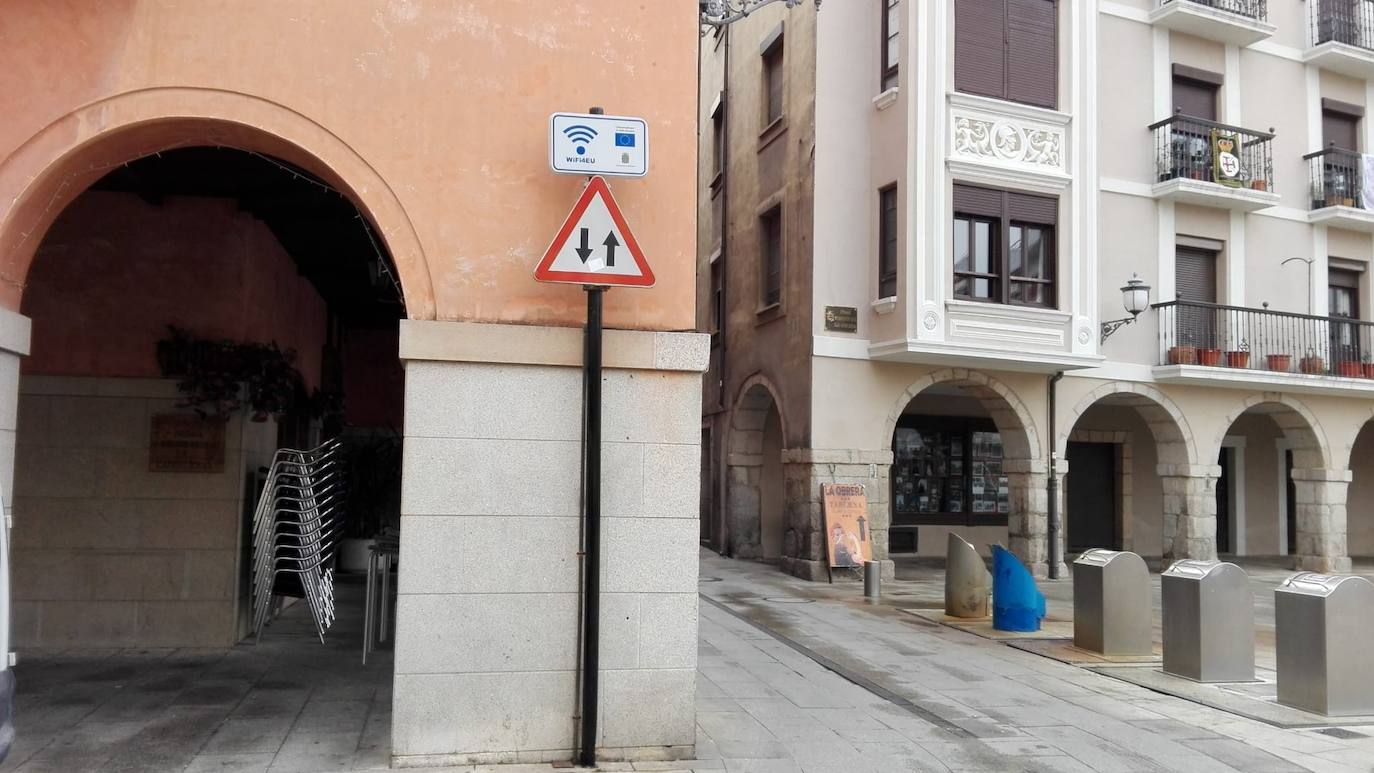 Los ponferradinos disponen ya de wifi gratis en las calles de la ciudad. Ponferrada ha activado un total de diez enclaves en lo que se permite la conexión gratuita para navegar por la red. Tan solo se necesario conectarse en la clave dispuesta al efecto WIFI4EU únicamente pinchando. «El acceso es muy sencillo y ya puede ser utilizado por todos», indicó la concejala de Territorio Inteligente, Mabel Fernández