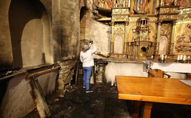 Un cirio o un cortocircuito en la pared, posibles orígenes del incendio en la iglesia de Santa Marina de Balboa