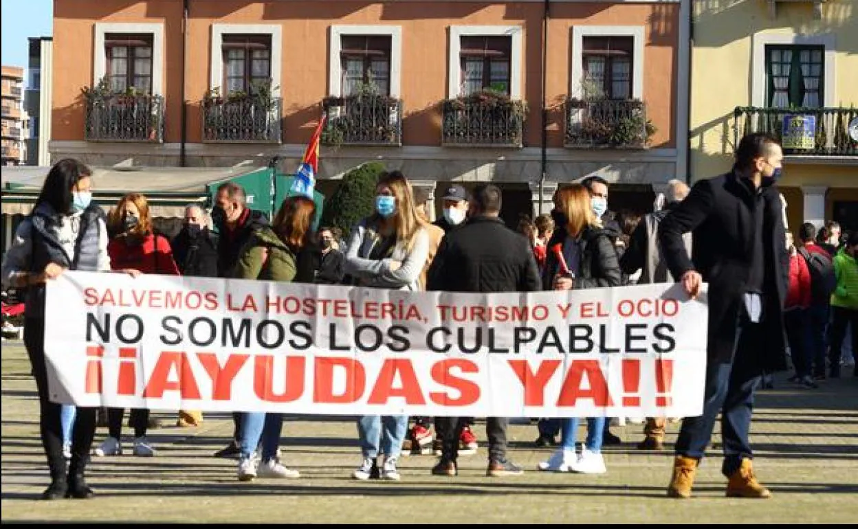 Protesta de los hosteleros del Bierzo en la plaza del Ayuntamiento de Ponferrada.