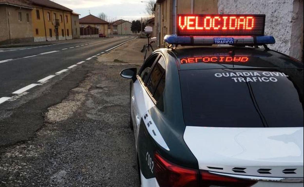 La Guardia Civil investiga al conductor de un vehículo que circuló a 137 km/h en la carretera CHMS-1 en Carracedelo limitada a 50 km/h