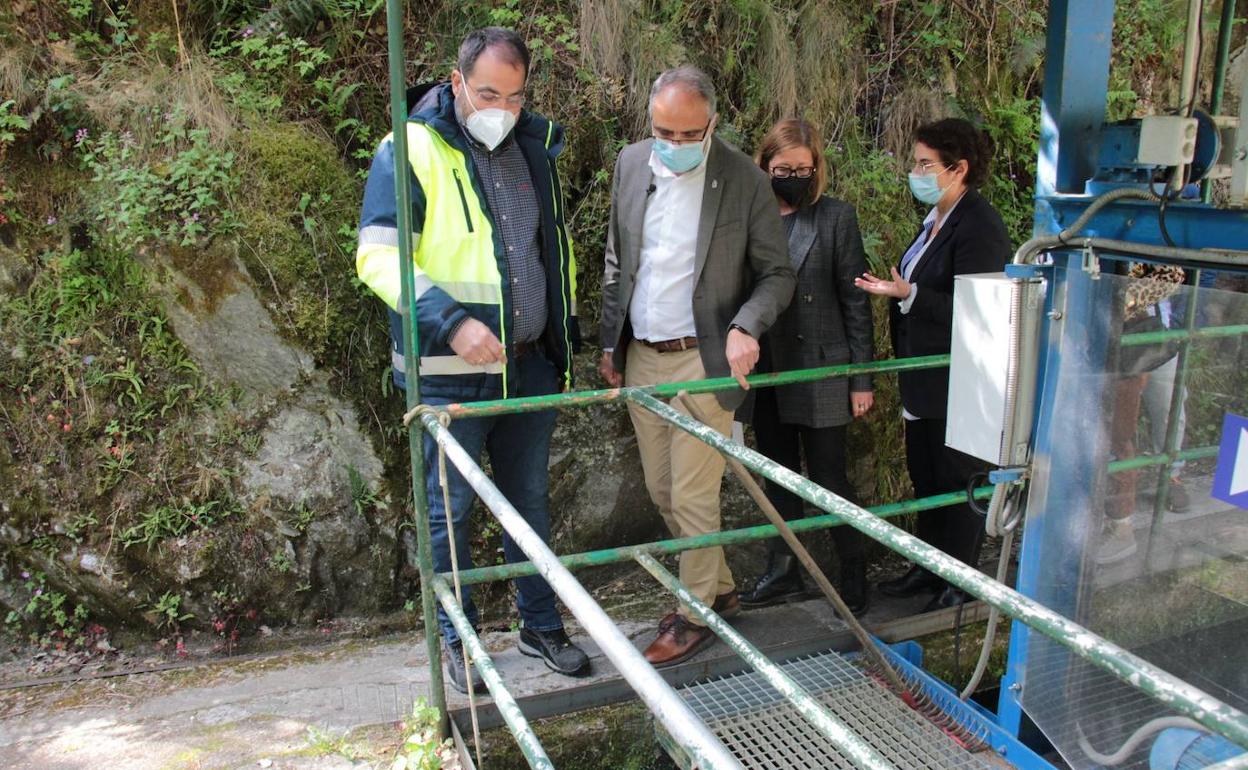 El alcalde de Ponferrada visita la ETAP de San Clemente de Valdueza.
