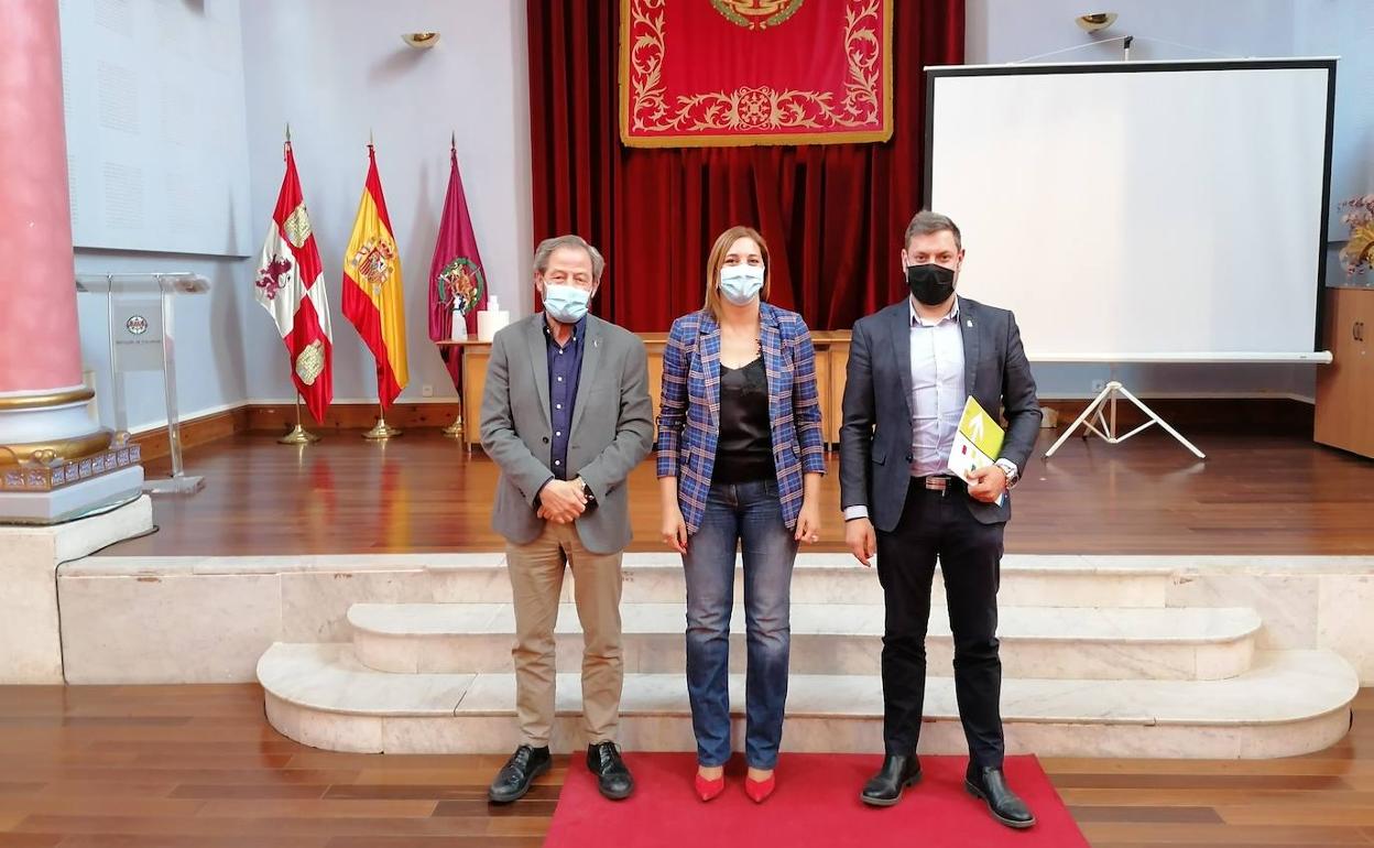 Iván Alonso (D), junto a los responsables del programa 'Comercio Rural Mínimo' de la Diputación de Valladolid.