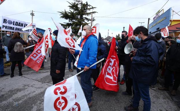 Concentración de los trabajadores de la planta de Aceros Roldán a las puertas de la factoría de Santo Tomás de las Ollas.