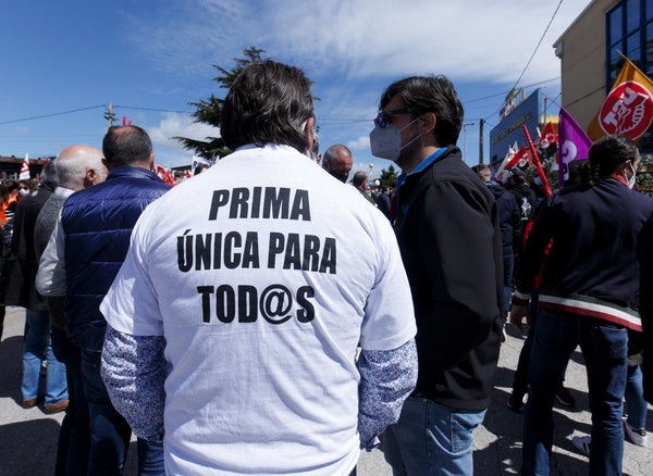 El alcalde de Ponferrada, Olegario Ramón (I) visitó a los trabajadores en huelga de Aceros Roldán. 