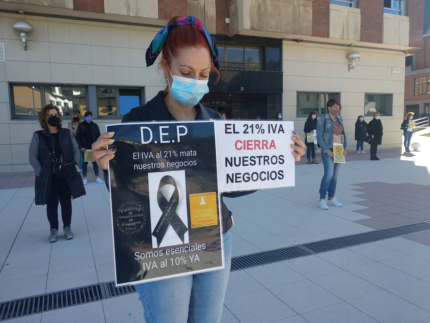 Concentración en Ponferrada de los profesionales del sector de la belleza del Bierzo.