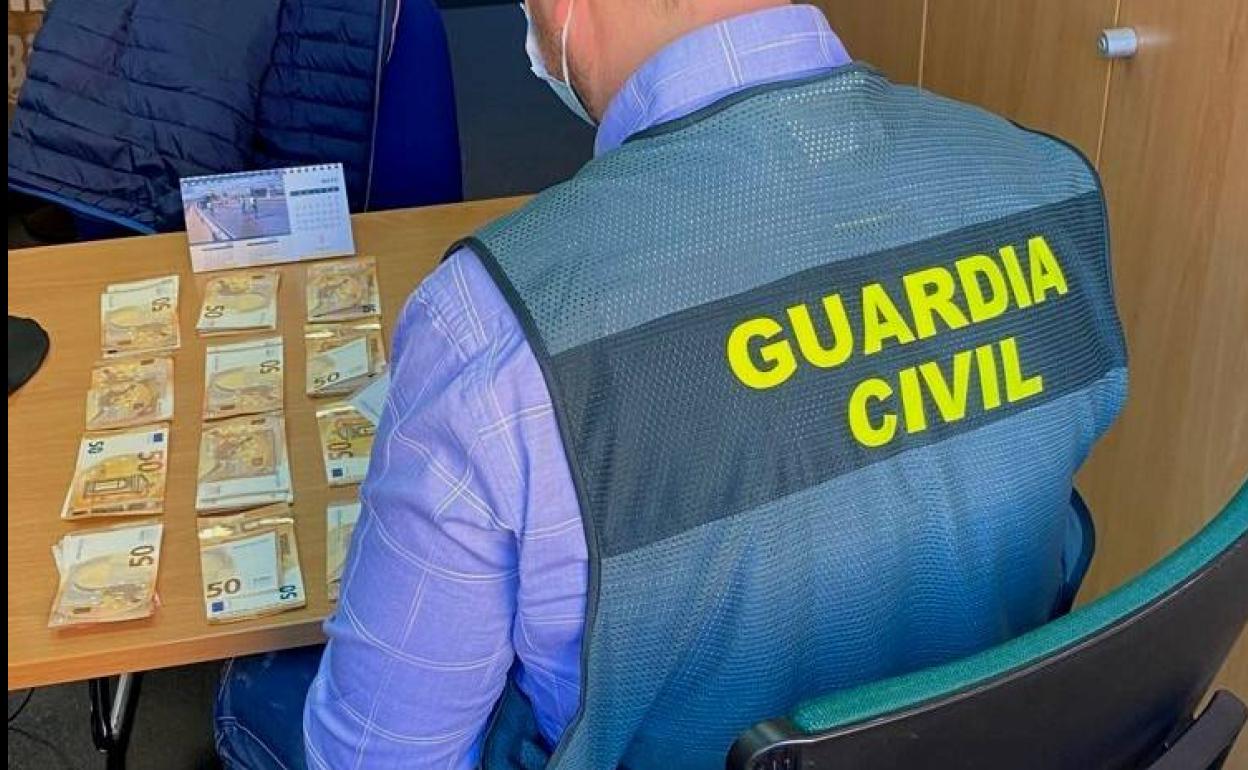 La Guardia Civil ha logrado recuperar parte del dinero sustraído.