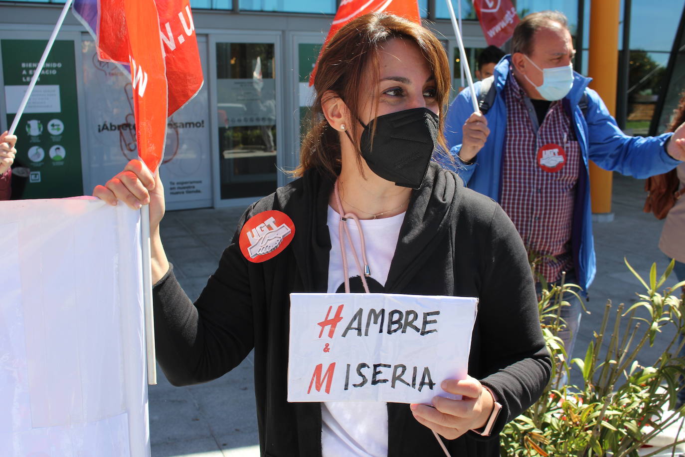 Una manifestante contra el Ere planteado por H&M.