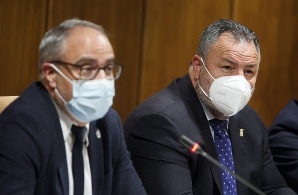 El alcalde de Ponferrada, Olegario Ramón, y el presidente de la Diputación de León, Eduardo Morán, han firmado este lunes el nuevo convenio para la prestación del servicio de Bomberos a través del que la institución provincial se compromete a realizar una aportación anual de 690.000 euros, lo que supone el 29% del coste global de 2,4 millones al que asciende el servicio que se afrontaba hasta ahora únicamente con cargo a las arcas municipales a pesar de que se prestaba a toda la comarca.