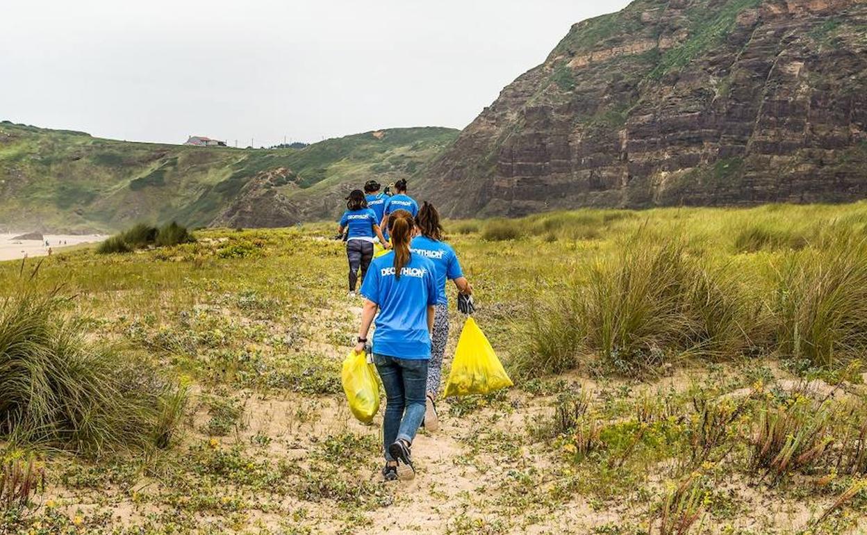 Decathlon organiza una jornada de limpieza en el sendero del río Sil a su paso por Ponferrada