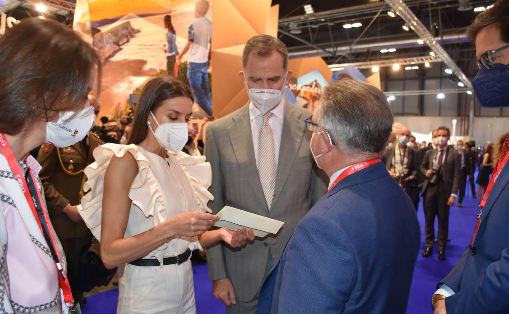 Los Reyes de España saludan al alcalde pedáneo de San Facundo en FITUR.