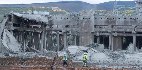 Voladura de la torre de refrigeración de la térmica de Anllares.