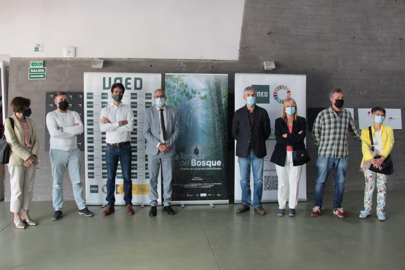 El alcalde de Ponferrada, Olegario Ramón (4I) presidió la presentación del documental 'La llamada del bosque' en la Uned de Ponferrada.