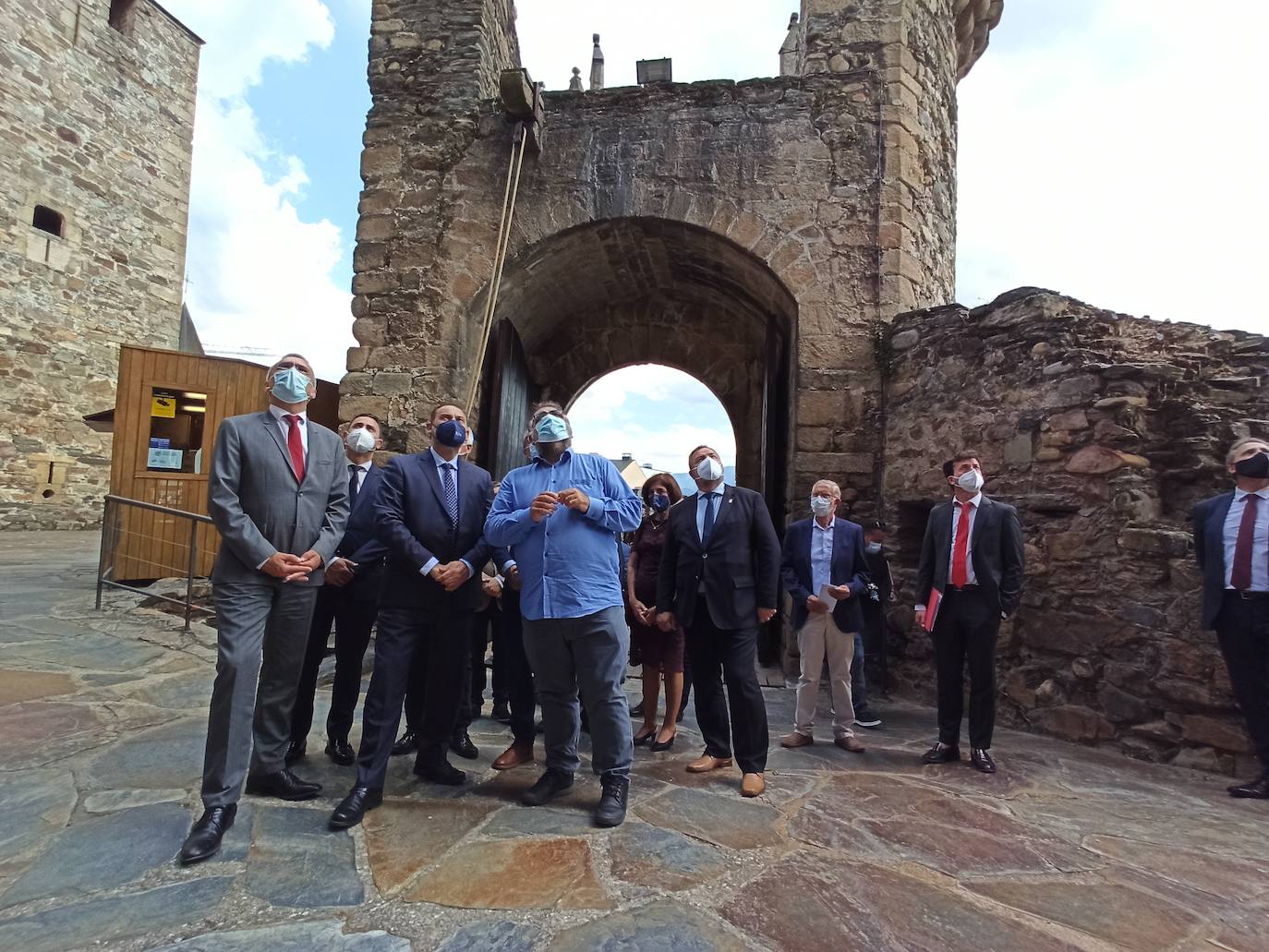 El ministro José Luis Ábalos inaugura las obras de rehabilitación del Castillo Viejo de Ponferrada en una visita que tendrá su continuidad este viernes en León capital | Olegario Ramón pide inversiones para El Bierzo | Una de las demandas, colaboración en el proyecto de ronda sur para eliminar el tráfico rodado frente al Castillo. 