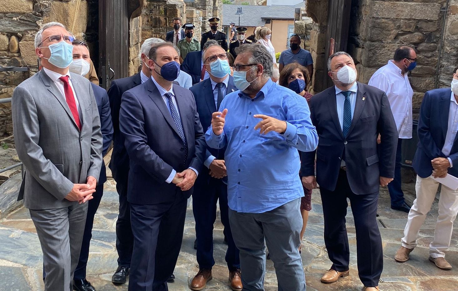 El ministro José Luis Ábalos inaugura las obras de rehabilitación del Castillo Viejo de Ponferrada en una visita que tendrá su continuidad este viernes en León capital | Olegario Ramón pide inversiones para El Bierzo | Una de las demandas, colaboración en el proyecto de ronda sur para eliminar el tráfico rodado frente al Castillo. 