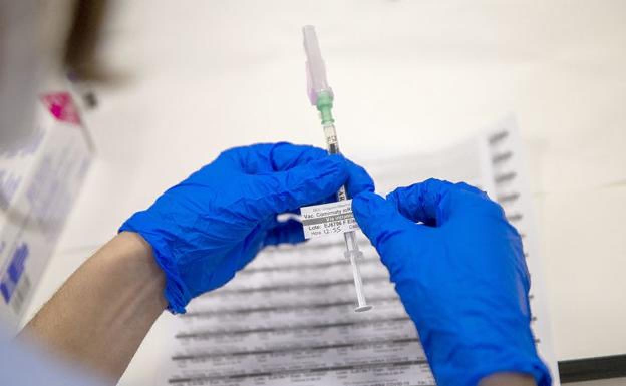 Una enfermera prepara una vacuna contra la covid.