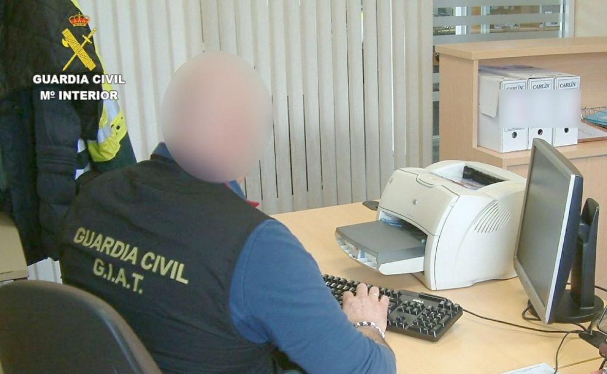 Efectivos de la Guardia Civil, durante una investigación. 