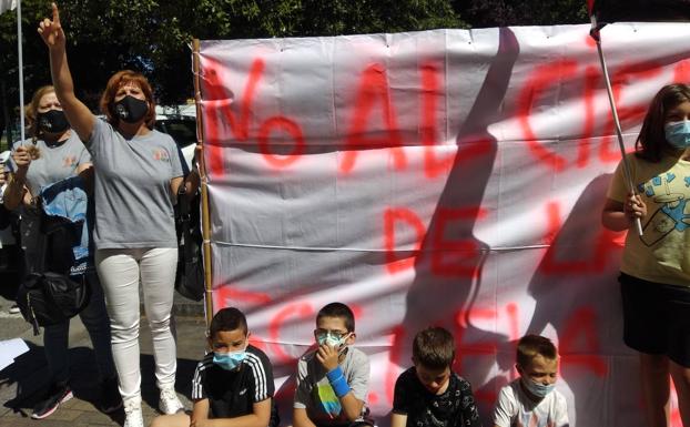 Galería. Concentración contra el cierre de la Escuela Hogar ante la sede de la Junta en Ponferrada.