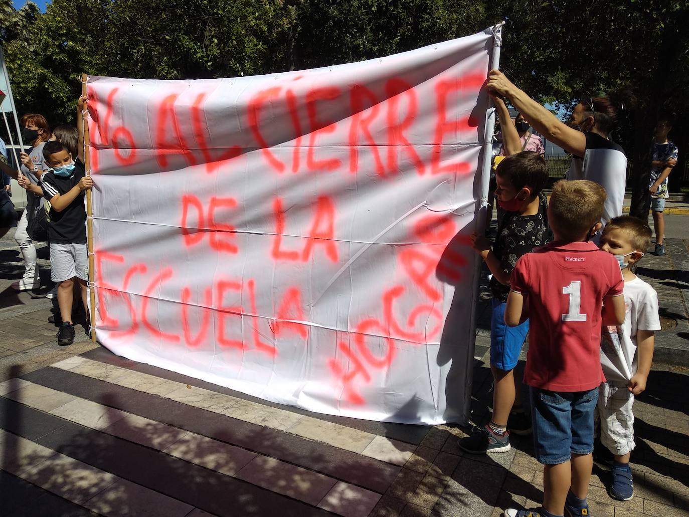 Protesta contra el cierre de la Escuela Hogar de Ponferrada.