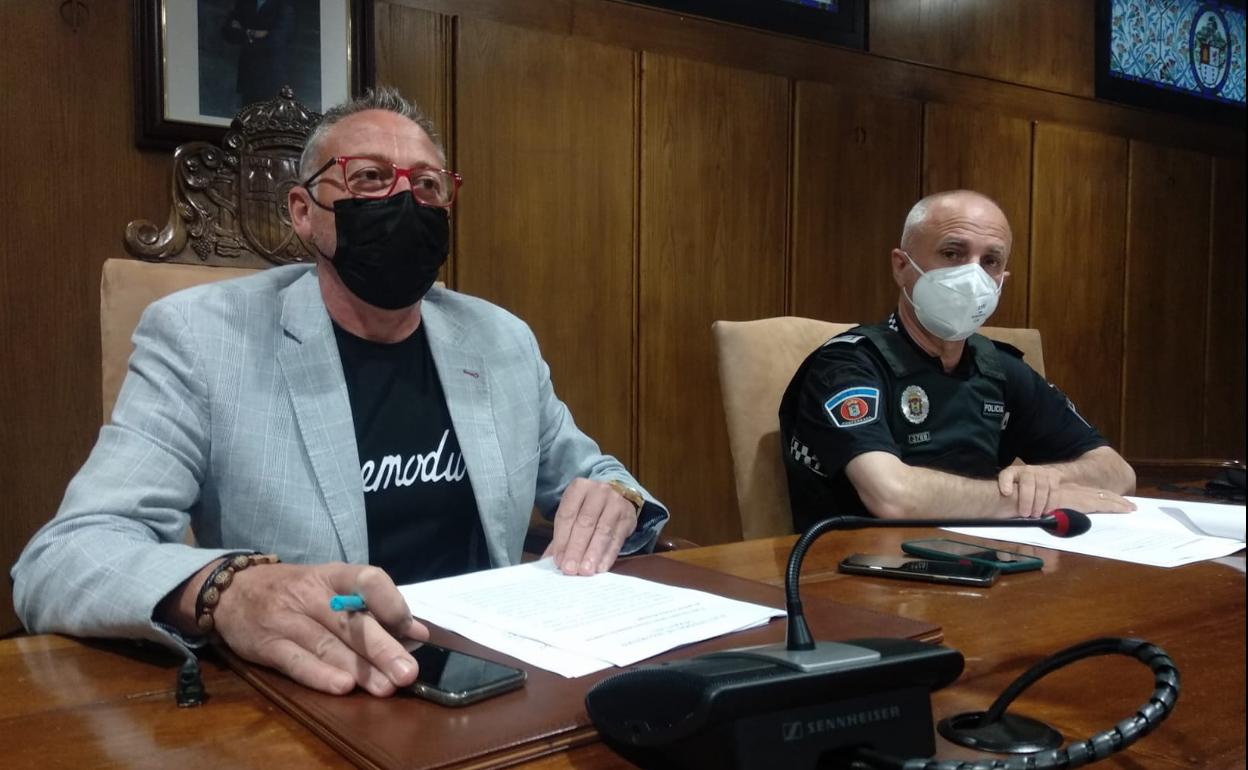 El edil de Seguridad, José Antonio Cartón, y el intendente de la Policía Local, Arturo Pereira, en la presentación. 