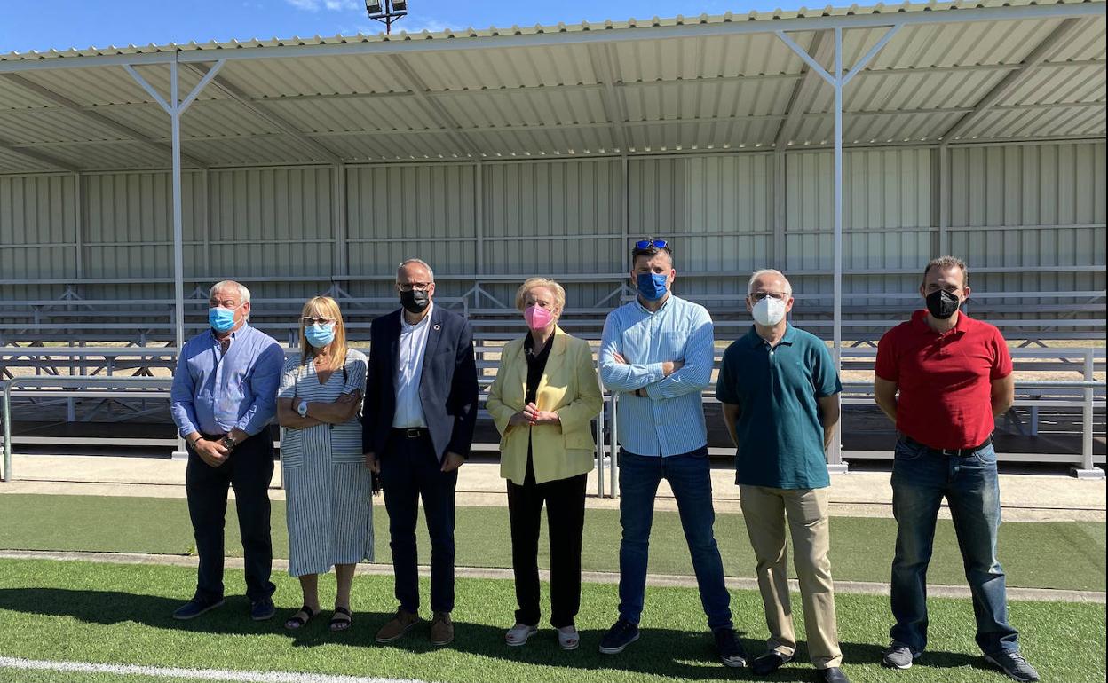 Imagen de la puesta de largo de las gradas del campo del CD Cuatrovientos.