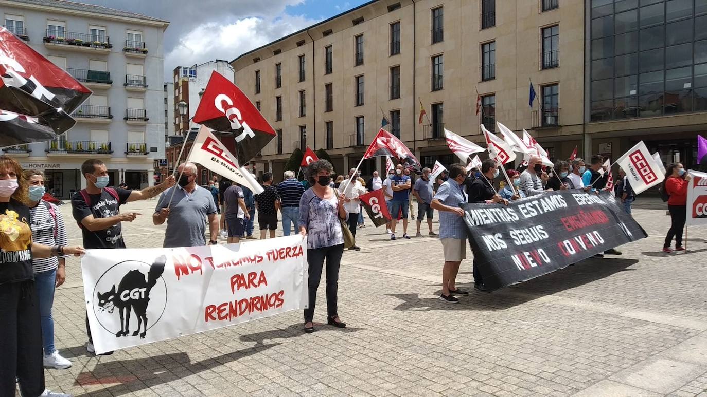 Fotos: Concentración de la plantilla del servicio de limpieza