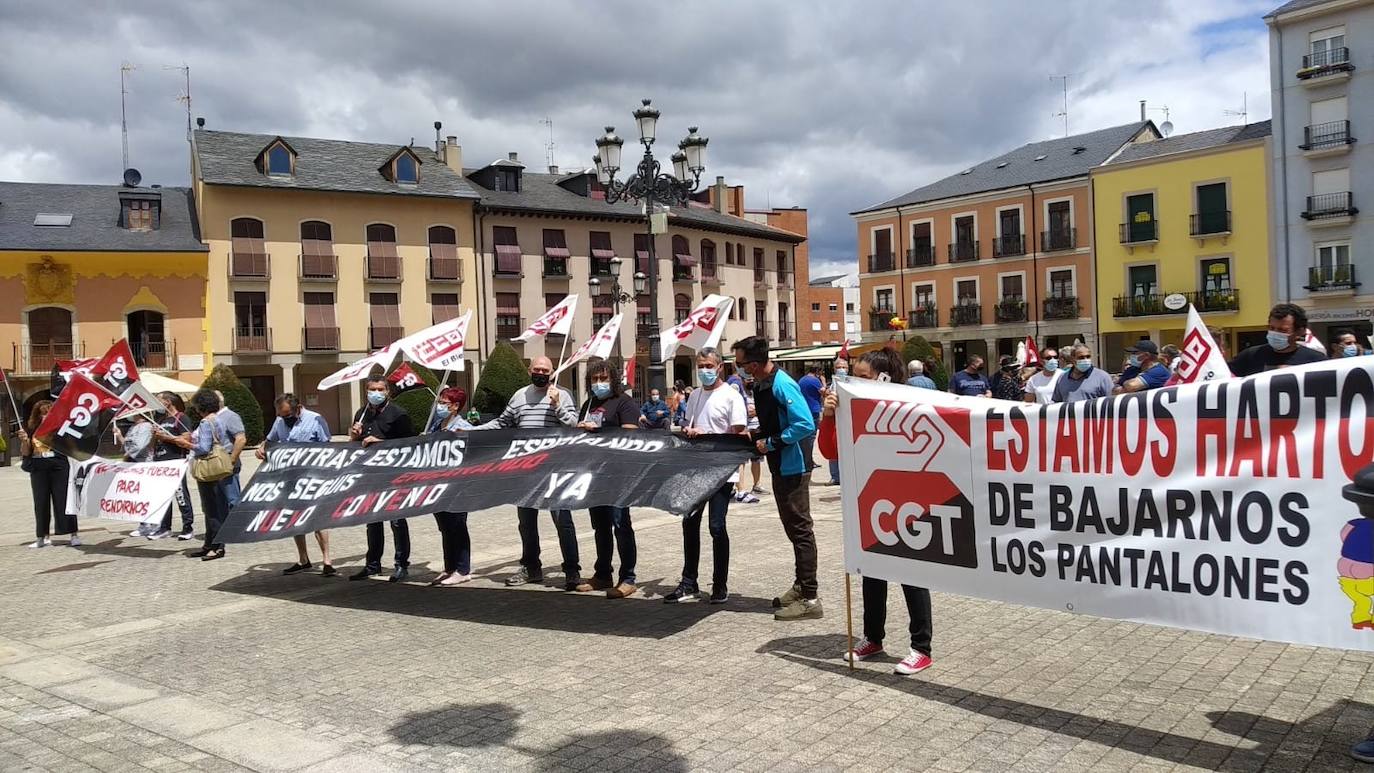 Fotos: Concentración de la plantilla del servicio de limpieza