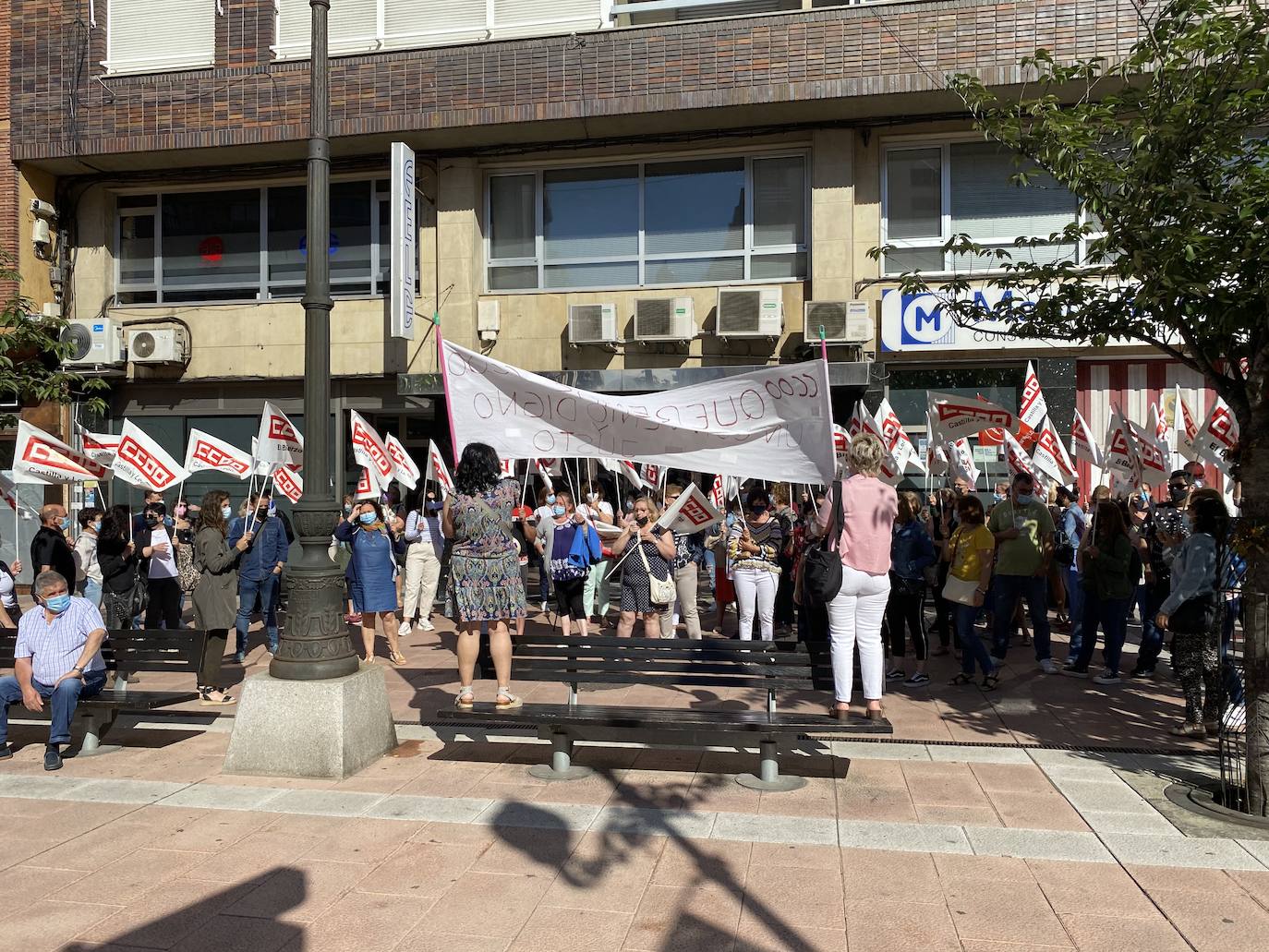 Fotos: Protesta ante la FELE de los trabajadores de limpieza en edificios