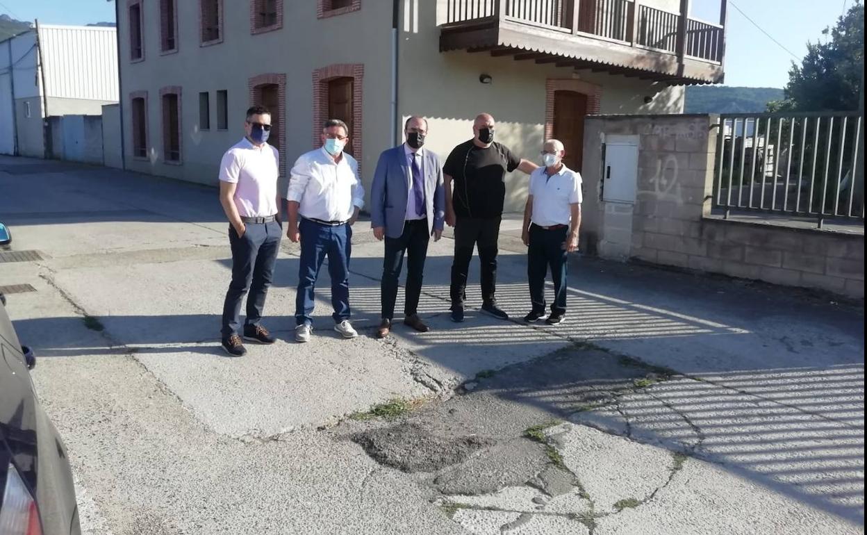 Baches en las carreteras de Dehesas.