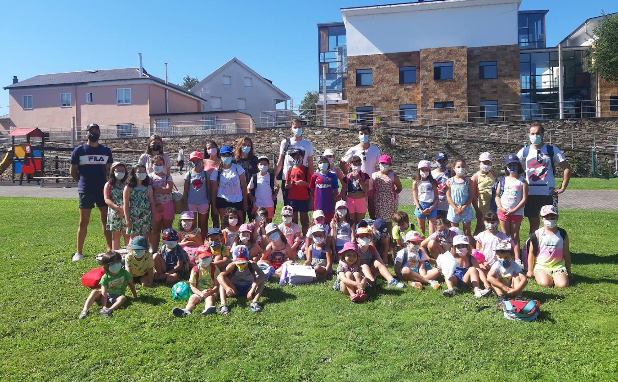 Imagen de los niños inscritos en el campamento de Carracedelo.
