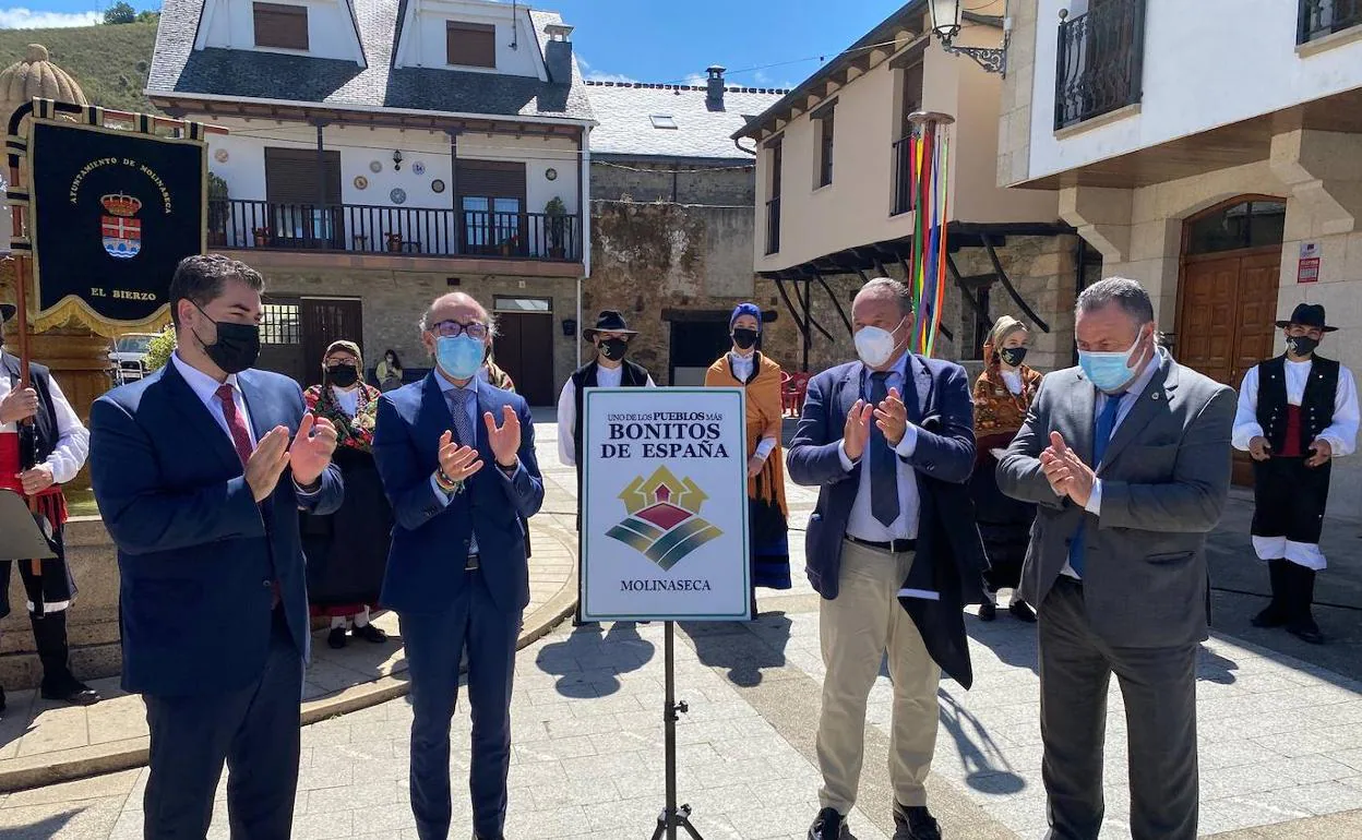 Molinaseca destapa el cartel que lo acredita como uno de los pueblos más bonitos de España.