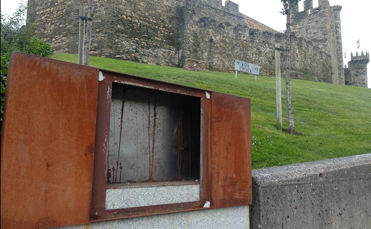 Hueco que dejaron los ladrones tras hacerse con la placa de la unión entre Ponferrada y Japón.