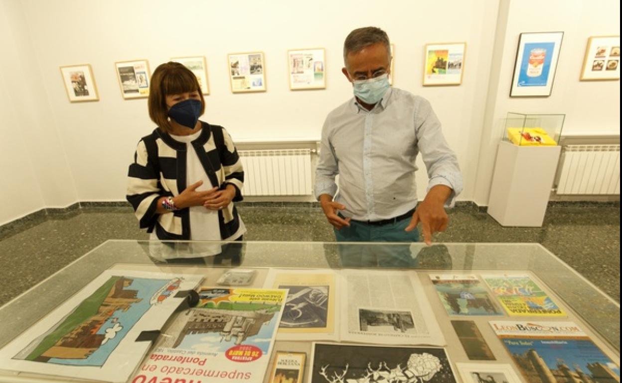 La concejala de Hacienda y teniente alcalde, Mabel Fernández, y el director de la Biblioteca Municipal, Jesús Álvarez Courel, en la inauguración de la exposición. 