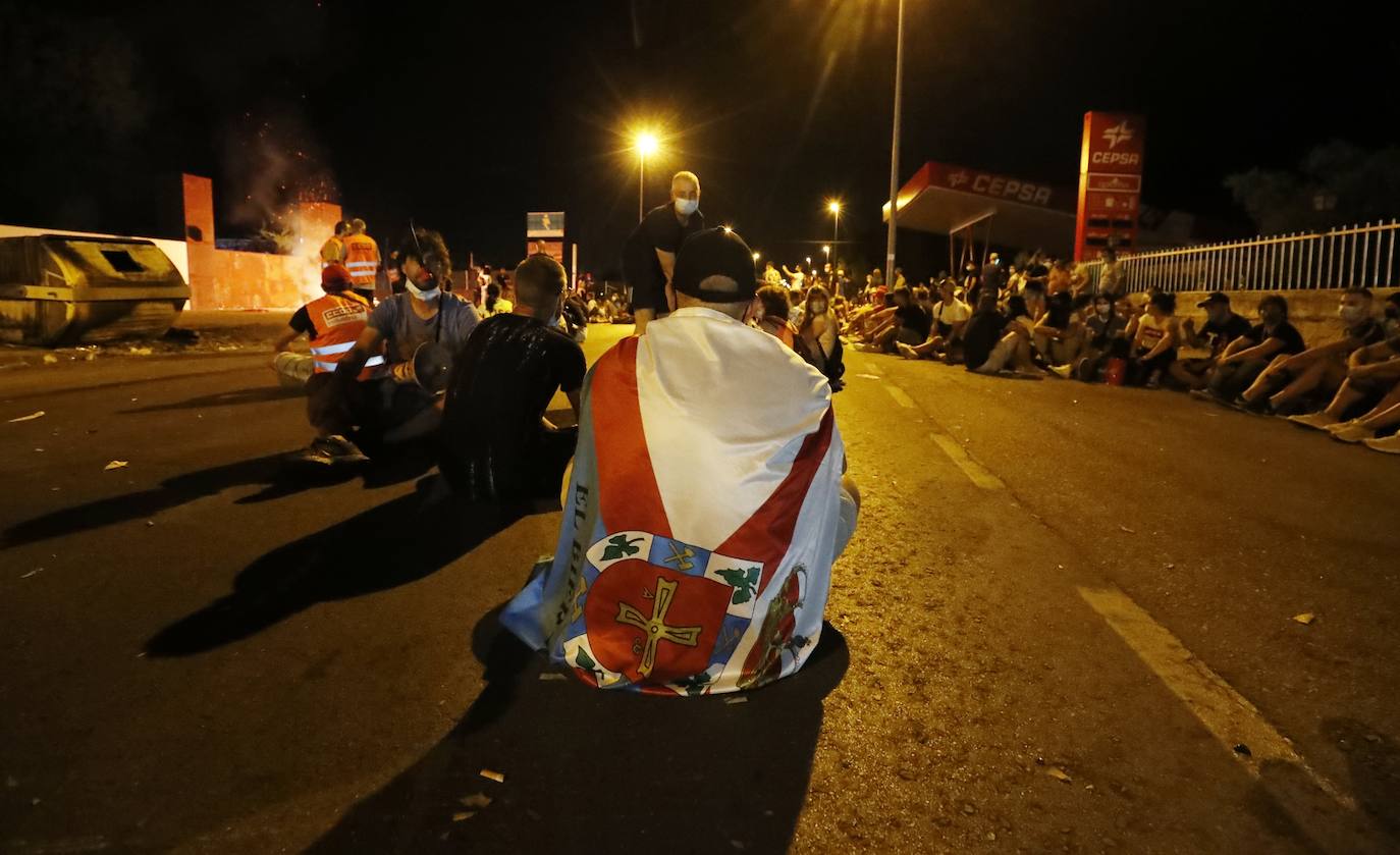 Concentración de trabajadores de LM Windpower durante la noche frente a la sede donde se producen las negociaciones una vez rotas estas.