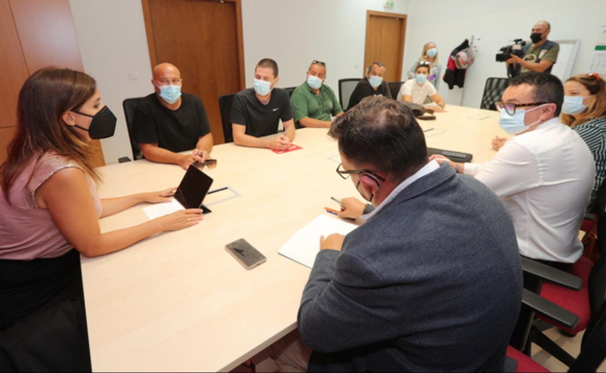 La consejera de Empleo e Industria, Ana Carlota Amigo, durante su reunión en Ponferrada con los responsables de LM Windpower y del comité de empresa.