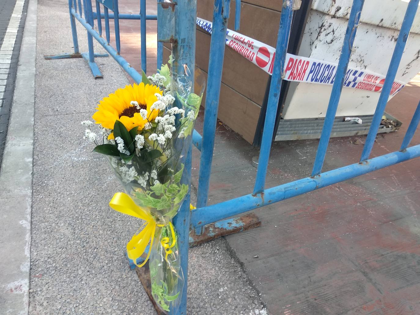 Una flor en el lugar del suceso recuerda a las víctimas del atropello mortal en Ponferrada.