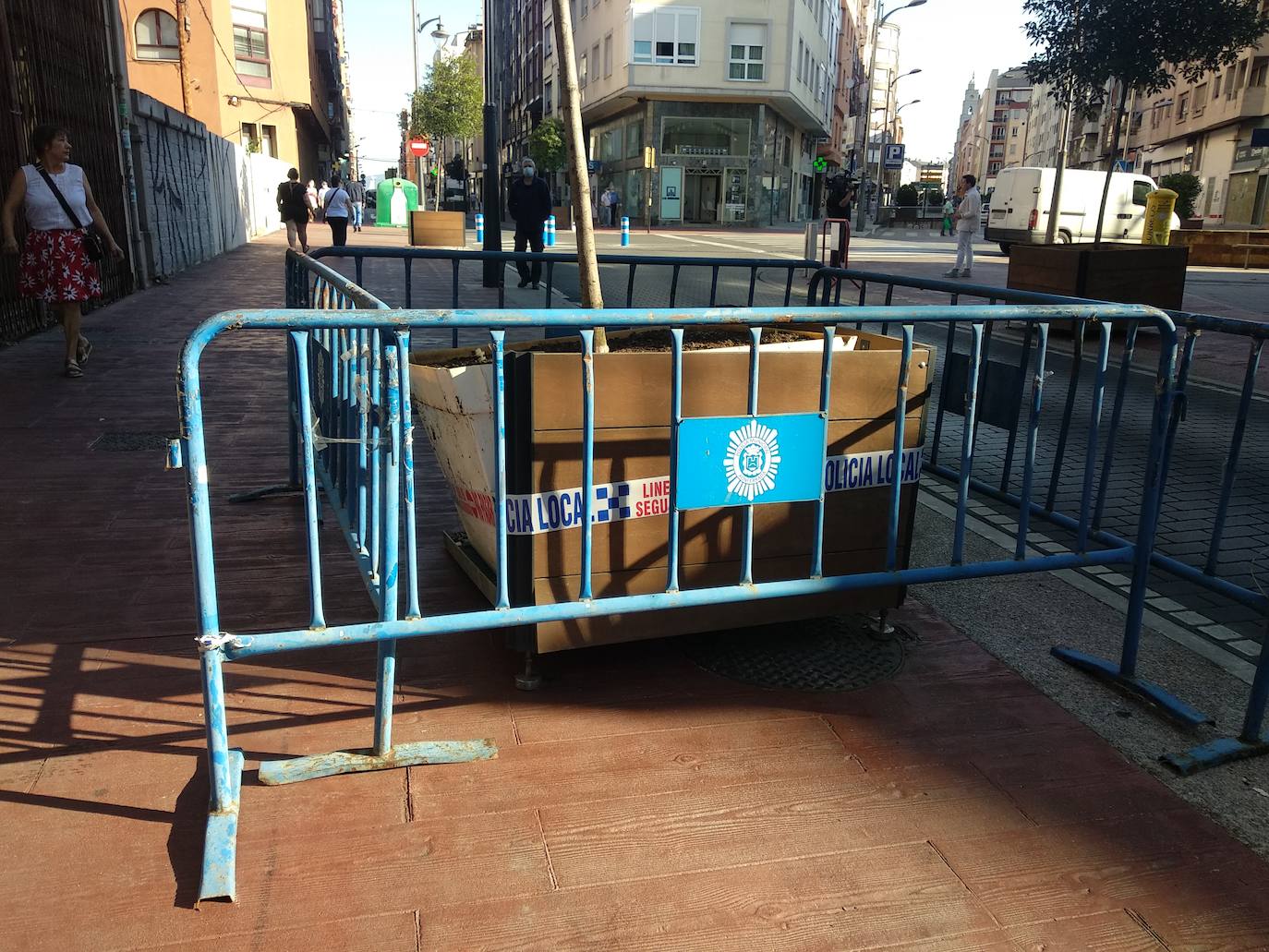 Una flor en el lugar del suceso recuerda a las víctimas del atropello mortal en Ponferrada.