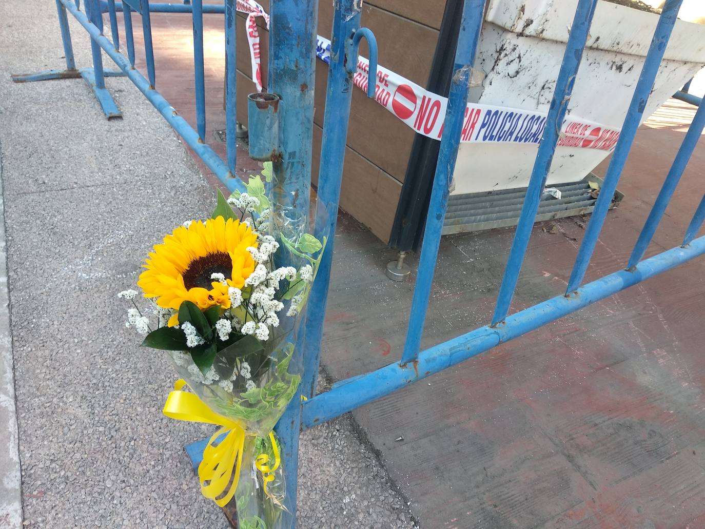 Una flor en el lugar del suceso recuerda a las víctimas del atropello mortal en Ponferrada.