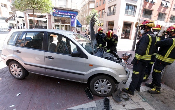 Un vehículo ha arrollado dos mesas de la terraza de bar en la plaza Lazúrtegui de Ponferrada y hay entre cuatro y seis heridos.