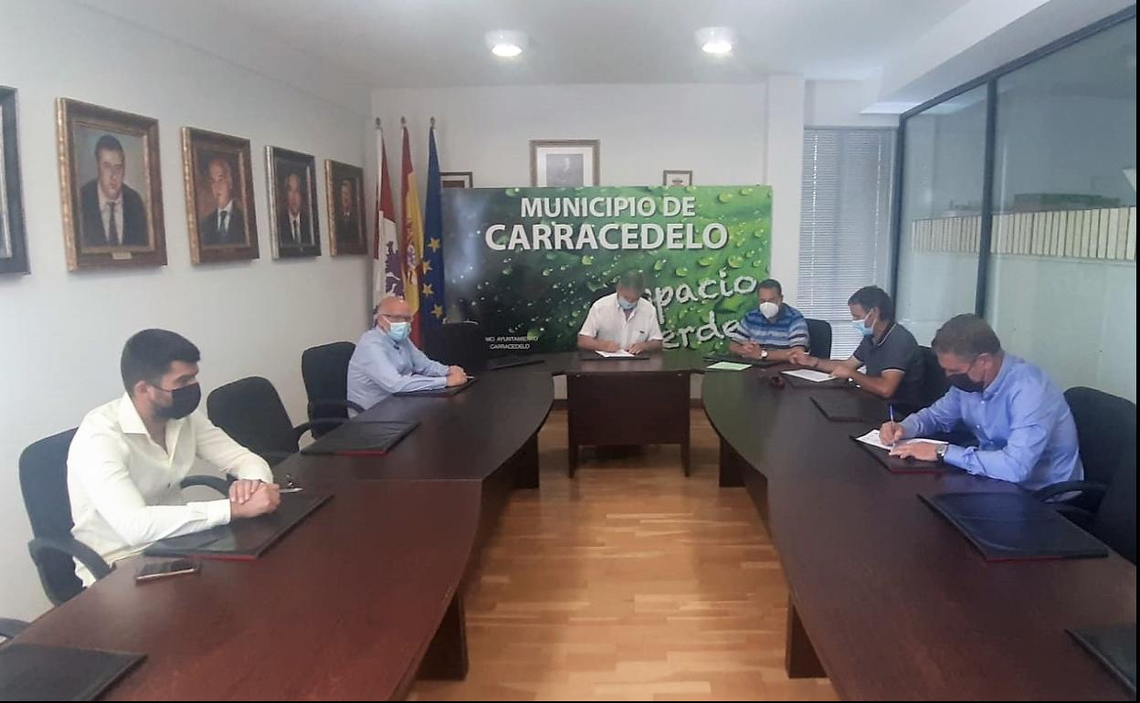 Firma del convenio del Ayuntamiento de Carracedelo con los representantes de los productos de calidad de la comarca.