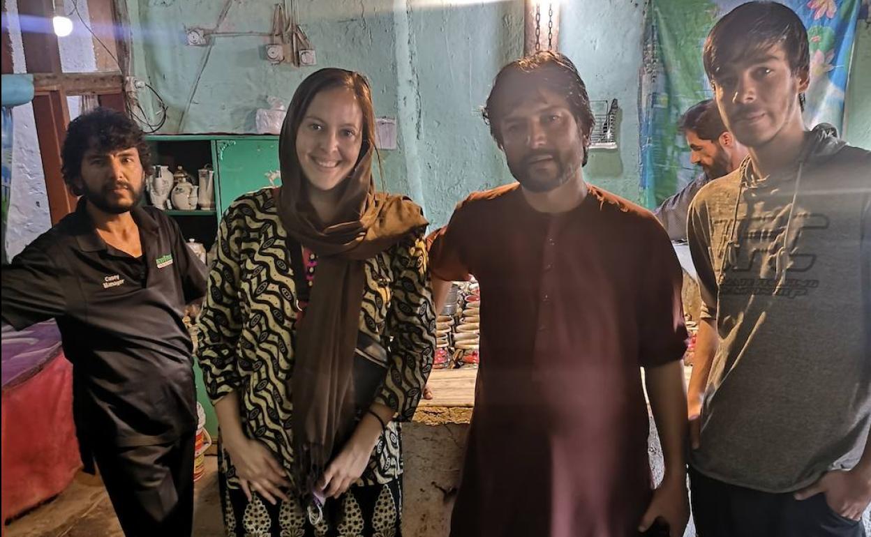 La joven faberense, Paula Belenda, junto a algunos de los afganos que le acogieron en su casa en su viaje a Kabul.