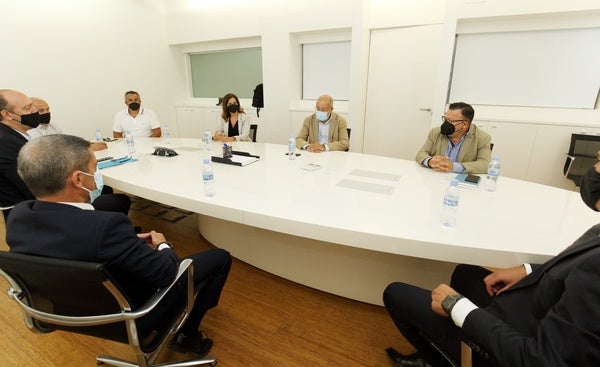 El vicepresidente, portavoz y consejero de Transparencia, Ordenación del Territorio y Acción Exterior, Francisco Igea (C), junto a la consejera de Empleo e Industria, Ana Carlota Amigo, y el consejero delegado de la multinacional pizarrera Cupa Group Javier Fernández (I), durante la reunión mantenida en Ponferrada