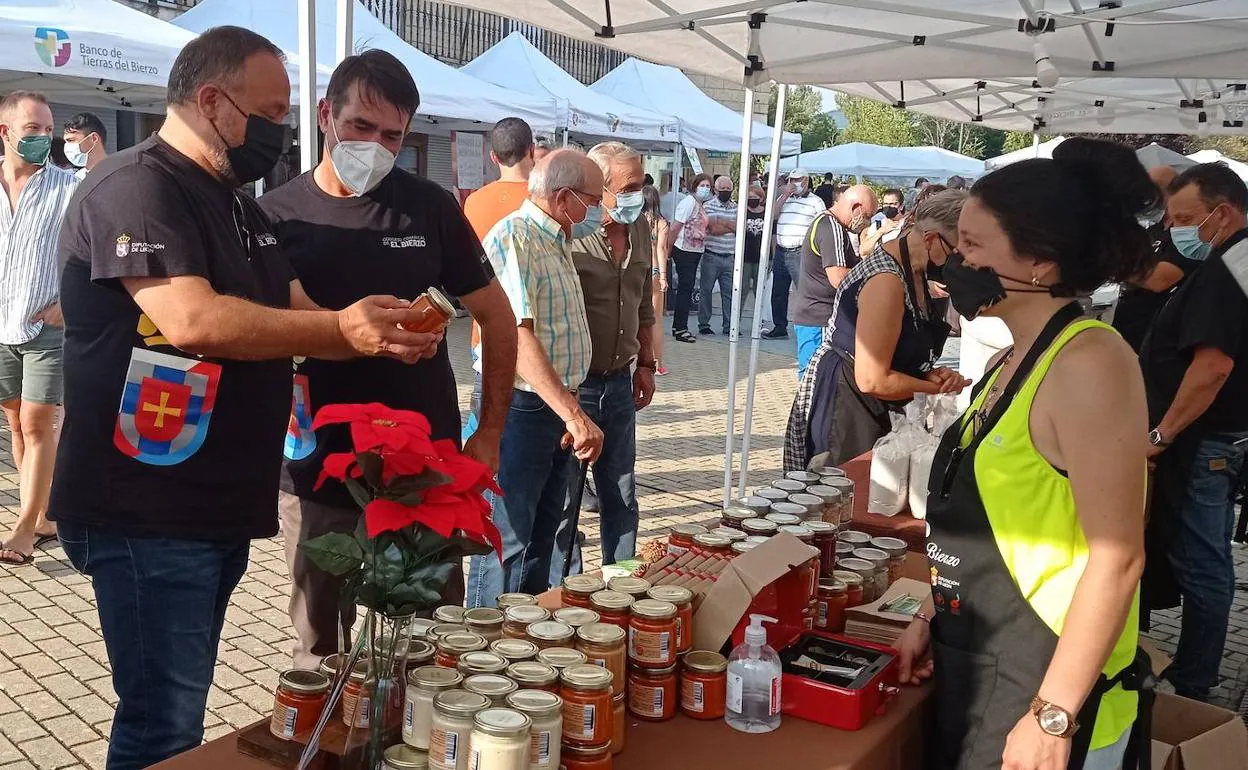 Feria del Banco de Tierras en La Ribera de Folgoso.