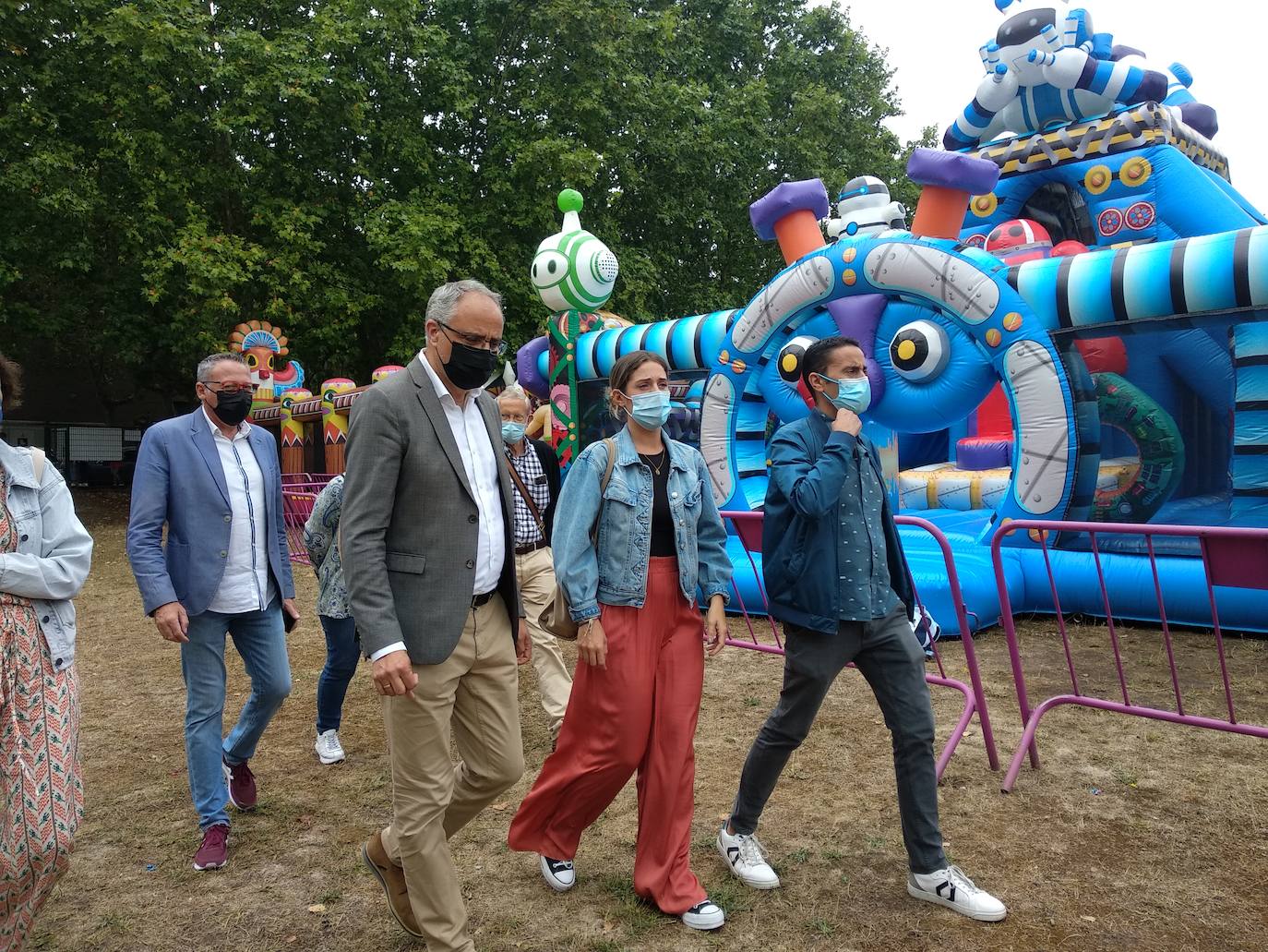 El alcalde de Ponferrada (I) junto a la edil de Fiestas (C), en la inauguración de Peque Encina.