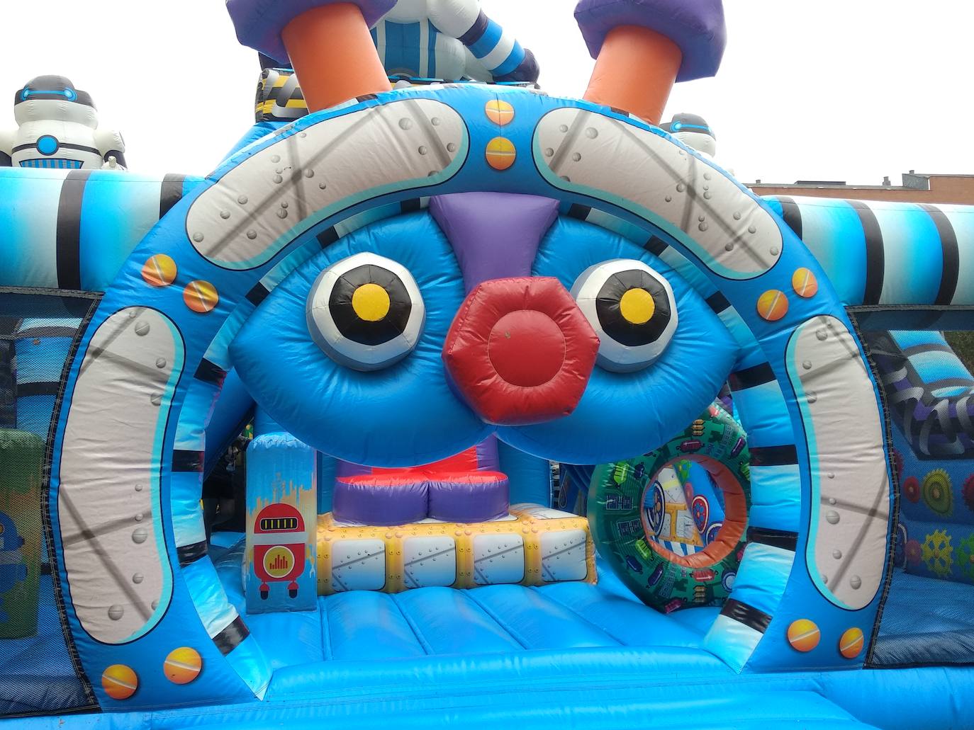 El alcalde de Ponferrada (I) junto a la edil de Fiestas (C), en la inauguración de Peque Encina. 