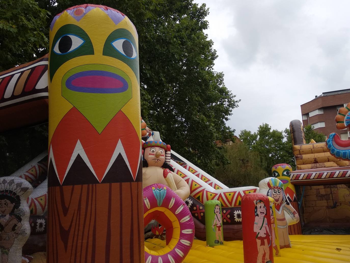 El alcalde de Ponferrada (I) junto a la edil de Fiestas (C), en la inauguración de Peque Encina. 
